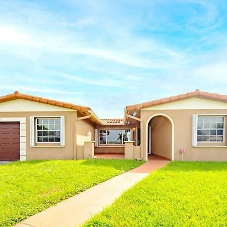 Stunning Lake-Front Villa With Pool & Spa Pembroke Pines Esterno foto