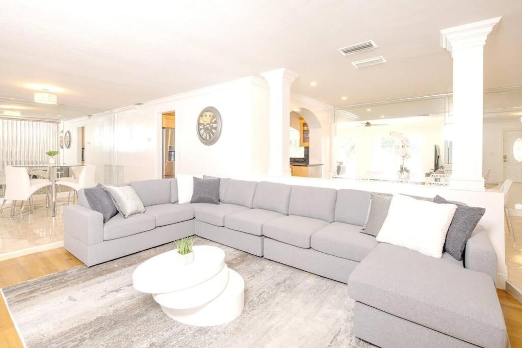 Stunning Lake-Front Villa With Pool & Spa Pembroke Pines Esterno foto
