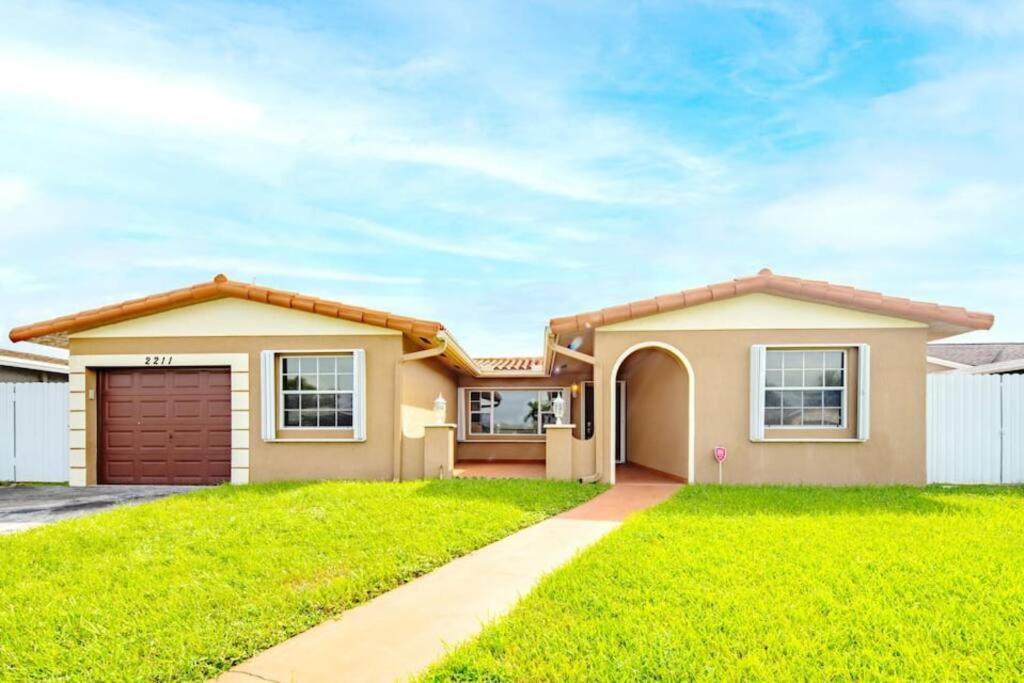 Stunning Lake-Front Villa With Pool & Spa Pembroke Pines Esterno foto