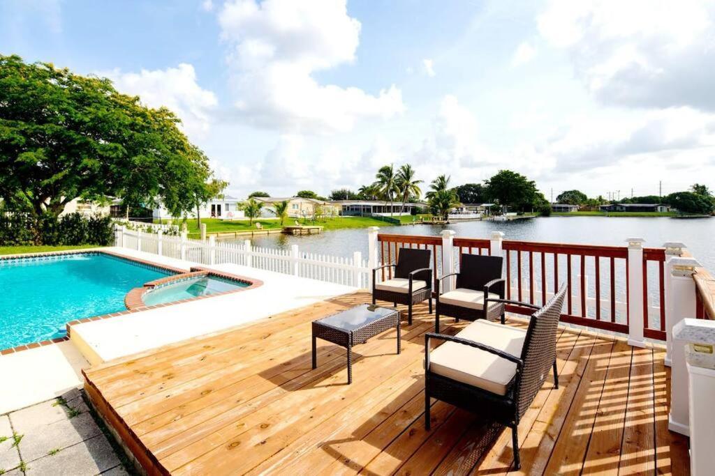 Stunning Lake-Front Villa With Pool & Spa Pembroke Pines Esterno foto