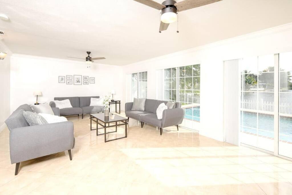 Stunning Lake-Front Villa With Pool & Spa Pembroke Pines Esterno foto