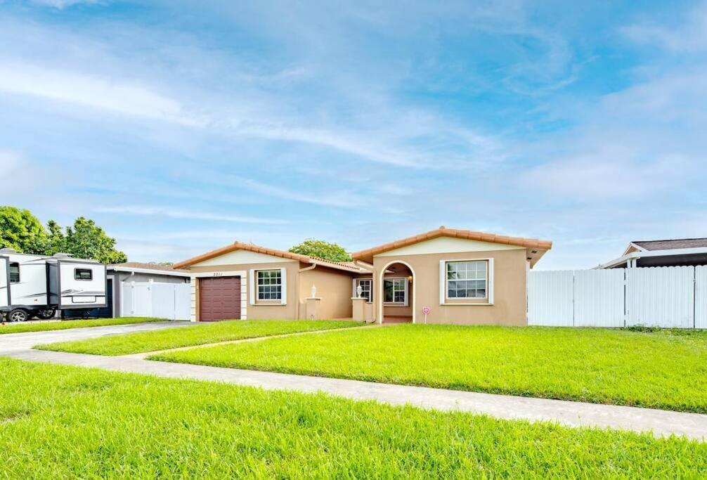 Stunning Lake-Front Villa With Pool & Spa Pembroke Pines Esterno foto