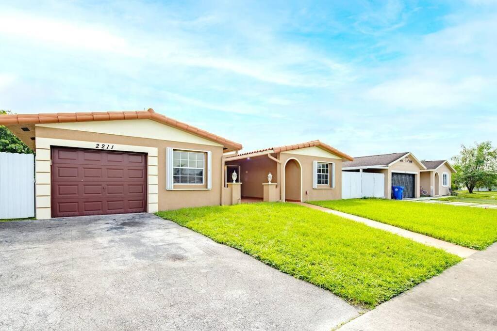 Stunning Lake-Front Villa With Pool & Spa Pembroke Pines Esterno foto